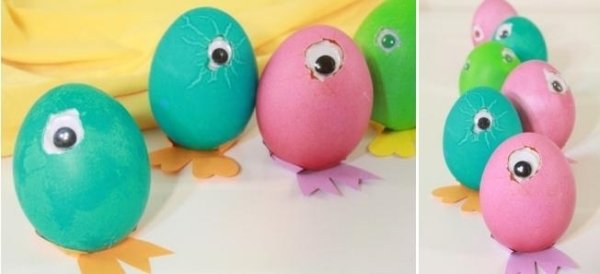 Decorações de ovos de Páscoa estouradas, galinhas espreitam Cole o plástico estourado dos olhos das decorações de ovo de Páscoa