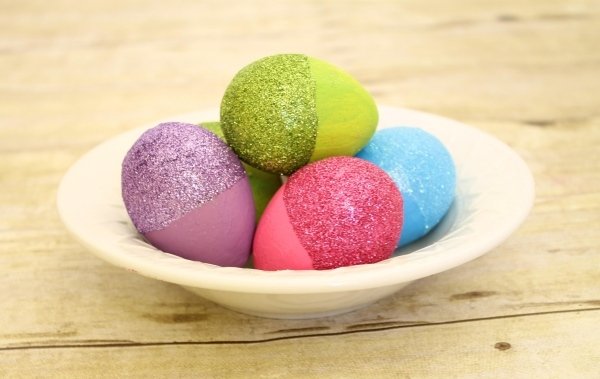 Ideias de decoração - ovos de páscoa - pintura - corante - polvilhe com brocado de purpurina Ideias de decoração para ovos de páscoa com brocado de purpurina pintar com tinta