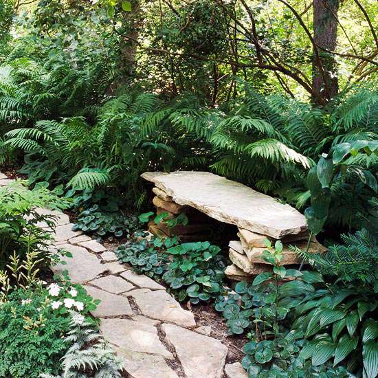 Regras de design de jardim atraente, lajes de calçada, banco de pedra