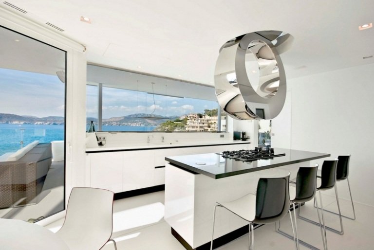 cozinha de design com exaustor de ilha janela moderna com vista de balcão brilhante