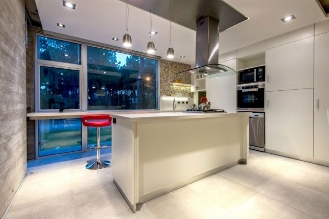Ideia para parede de concreto com maçanetas de parede de concreto com armários de cozinha em ilha de metal