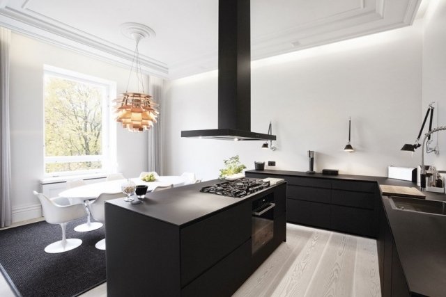 cozinha preta, ilha central, piso laminado, teto, iluminação indireta