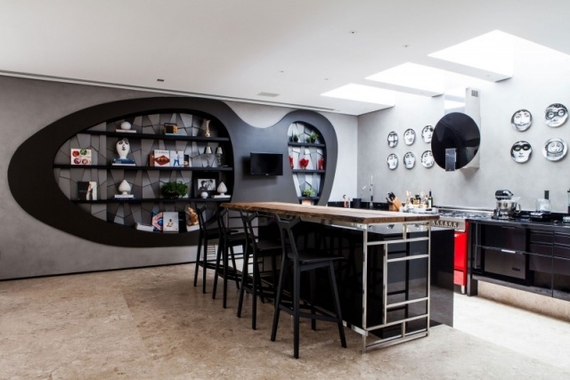 cozinha de design preto com ilha de placa de madeira cadeiras de design decoração de parede
