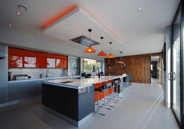 Cozinha espaçosa. Conceito geral da casa arquitetônica. Iluminação em vermelho. Deck suspenso.