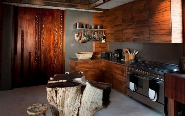 cozinha de designer em estilo country - móveis de madeira maciça - eletrodomésticos embutidos