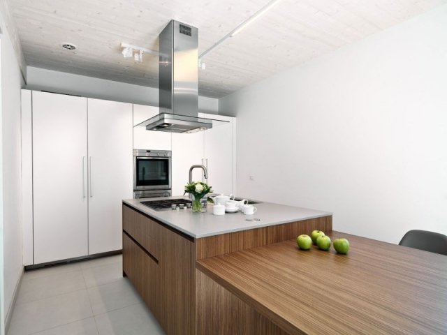 Cozinha de design em madeira maciça com pia embutida em ilha de cozinha