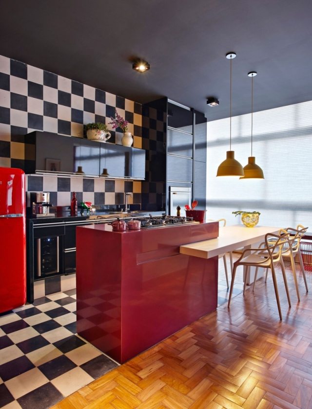 Frentes de plástico vermelho da cozinha, ladrilhos - preto branco - piso de parquete da ilha da cozinha