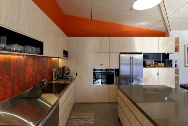 armários de cozinha de canto modernos - ilha de madeira - parede traseira da cozinha