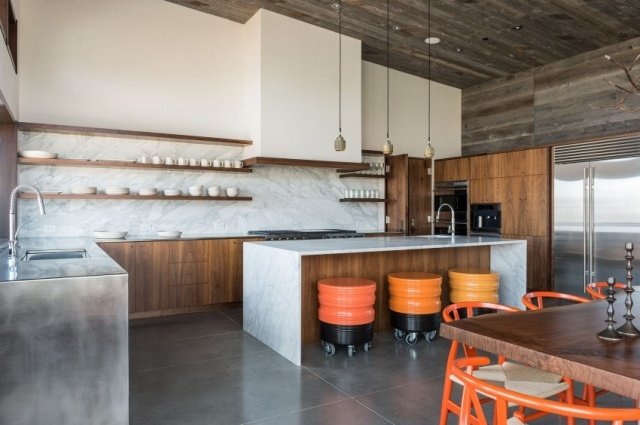 Cozinha de design, tetos altos, área de jantar Pia de cozinha, placa de metal ótica