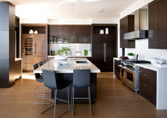 Cozinha moderna de madeira, mesa de jantar, portas de armário de vidro extensíveis de design branco