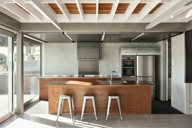 design house enorme cozinha única feita de ilha com painéis de madeira