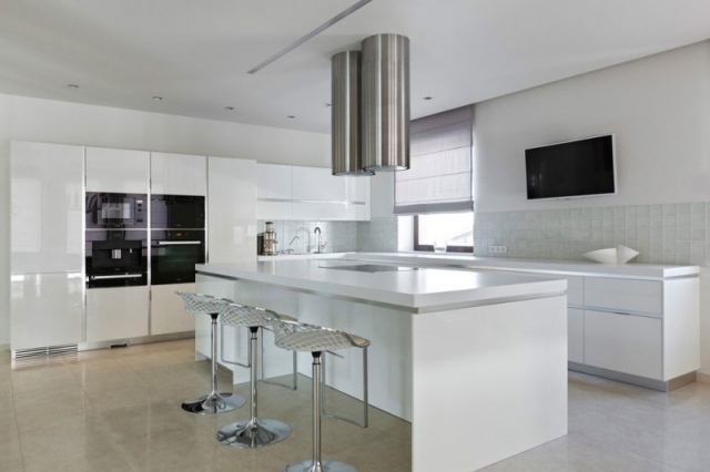 cozinha branca de alto brilho com ilha de cadeiras altas ideias de design