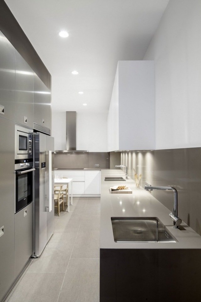 projeto da sala, bloco de cozinha estreito que dá ideias - branco acinzentado