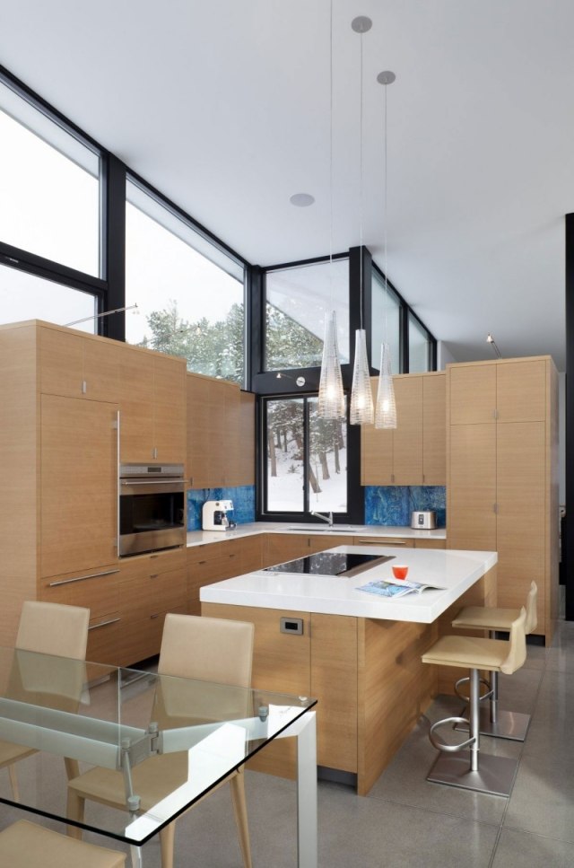 Casa de arquiteto - cozinha moderna de madeira - iluminação com luzes suspensas
