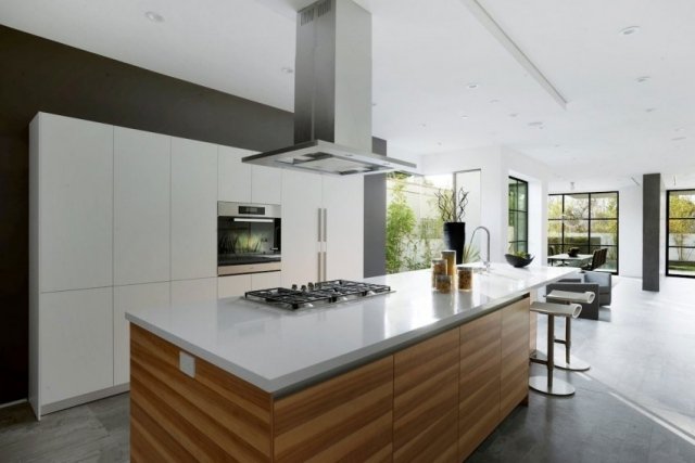 bloco de cozinha branco - eletrodomésticos integrados invisíveis - ilha de cozinha de madeira - moderno