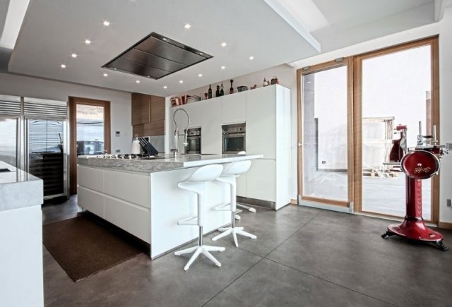 moderno-branco-cozinha-cozinha-ilha-banquinho-piso-cinza-concreto-ótica