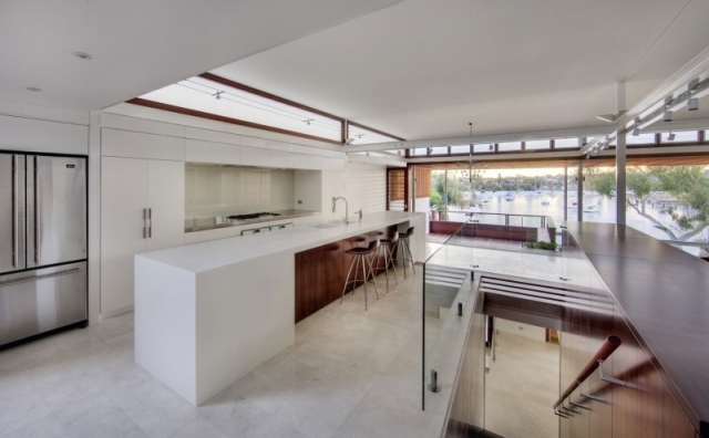 cozinha-moderna-minimalista-branca-cozinha-ilha-banquinho-madeira