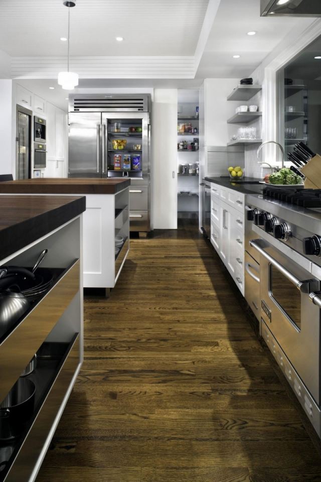 cozinha moderna-aço inoxidável-piso de madeira-fogão a gás-branco-grande