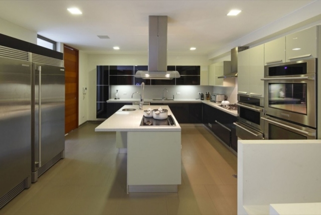 cozinha-design-preto-branco-nobre-aço inoxidável-ilha de cozinha