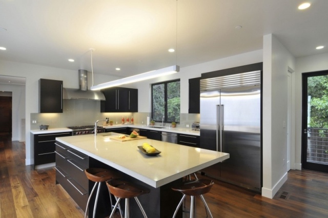 Design-cozinha-cozinha-ilha-balcão-banquinho-preto-branco-aço inoxidável