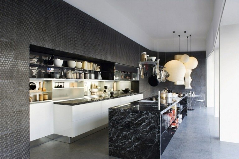 cozinha design com ilha em mármore preto com luzes suspensas extravagantes