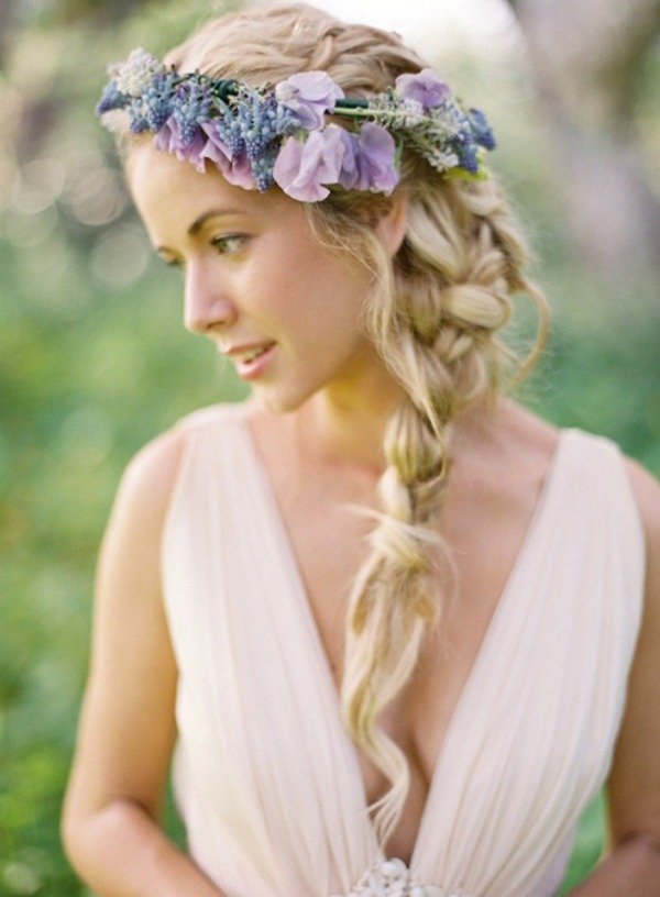 Penteado de casamento para tecer uma coroa de flores romântica e casual