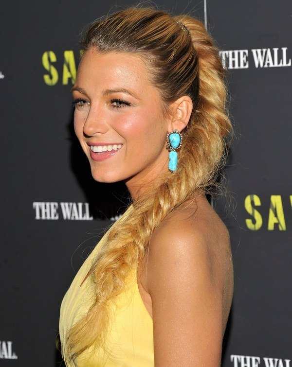 Penteados Hollywood Star - Blake Lively Style - Vestido amarelo - rabo de cavalo espinha