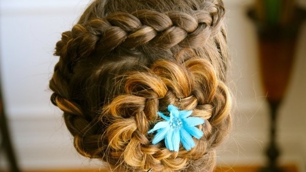 penteado trançado cabelo na parte de trás da cabeça - acessórios de cabelo de flor azul