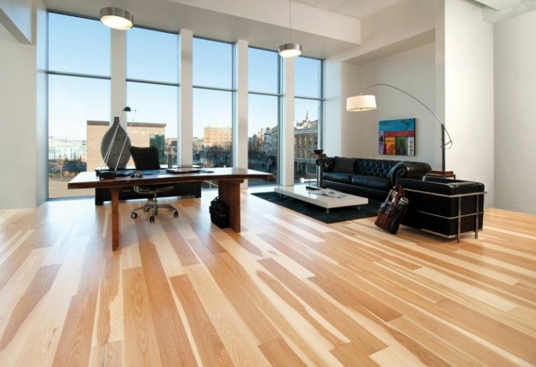piso de parquete e tábua corrida de madeira de lei com padrão elegante de móveis de couro no interior