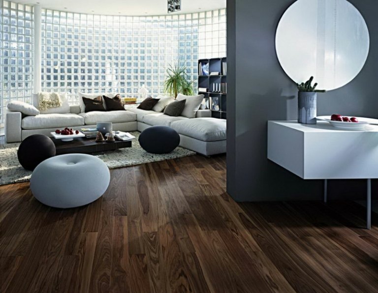 Pisos em parquet e tábuas de madeira escura sala de estar moderna parede cinza corredor