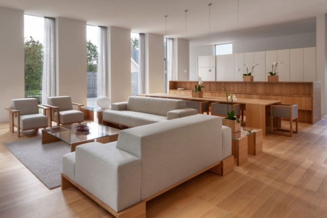 sala de estar com design moderno de madeira e móveis estofados em cinza quente
