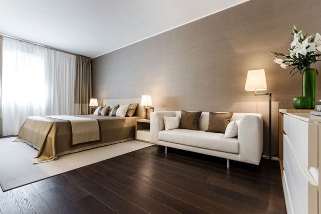 suite quarto marrom nuances piso de madeira escuro