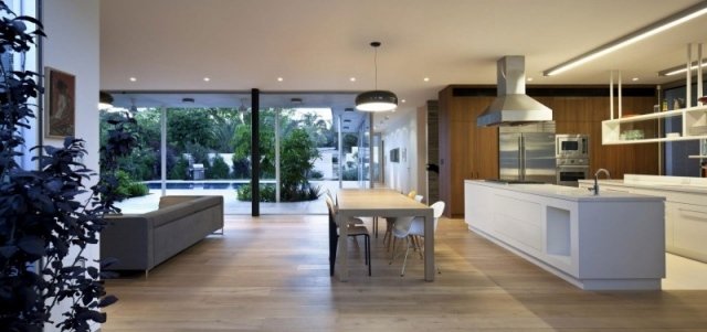 casa privada, piso de madeira, áreas de estar em plano aberto