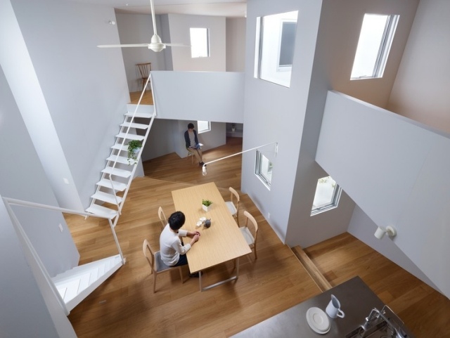 Parquet e piso de tábua corrida moderna casa com paredes brancas