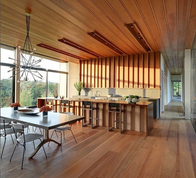 Pisos em parquet e tábua corrida, móveis modernos, cozinha, área para refeições