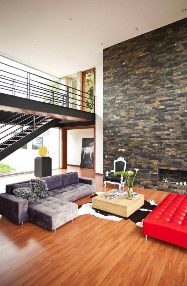 piso de tábua corrida em parquet móveis modernos contraste parede de pedra
