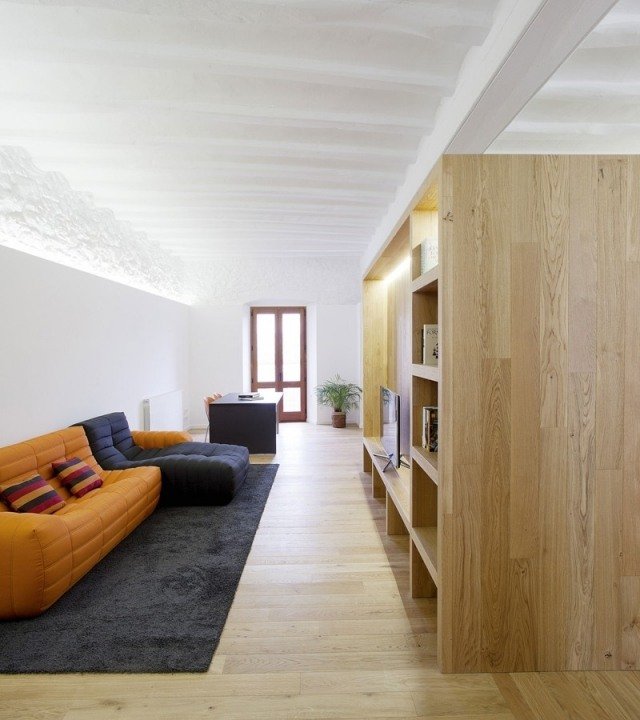 piso do corredor em parquete canto de leitura móveis estofados estante de madeira