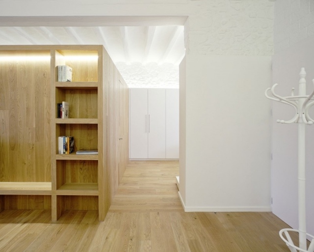 piso em parquet estantes brilhantes paredes gesso branco