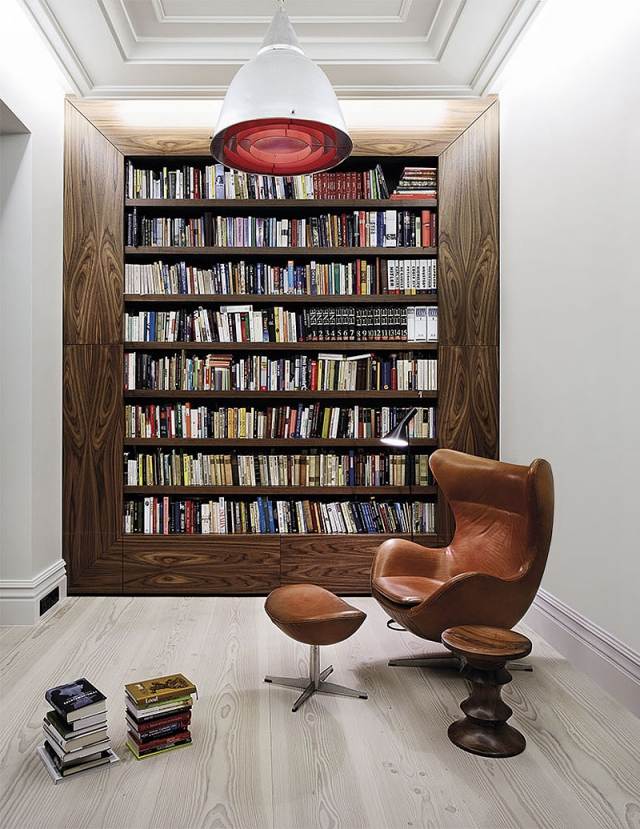 piso do corredor em parquet claro canto de leitura parede estante de madeira escura