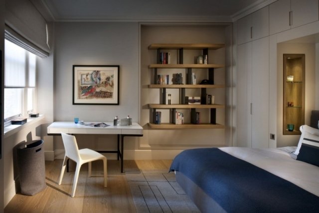 Luz de piso em parquet e tábua corrida, pequeno quarto, mesa, prateleiras de parede