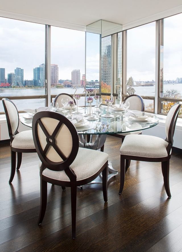 Mesa de jantar redonda de vidro escuro moderno com piso em parquet e tábua corrida