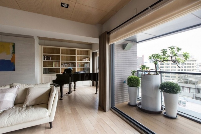 móveis modernos de apartamento varanda com piso de madeira clara