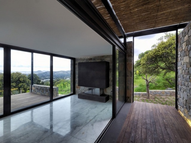 villa moderna com piso de mármore e portas de vidro deslizantes
