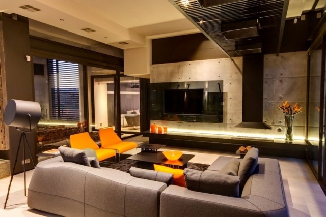 sala de estar moderna-cinza-laranja-móveis-concreto exposto-branco-piso de madeira