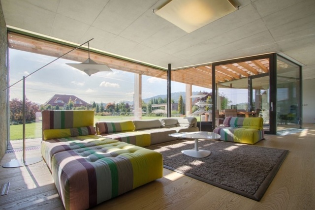 sala de estar moderna com piso de tábuas de madeira móveis estofados coloridos