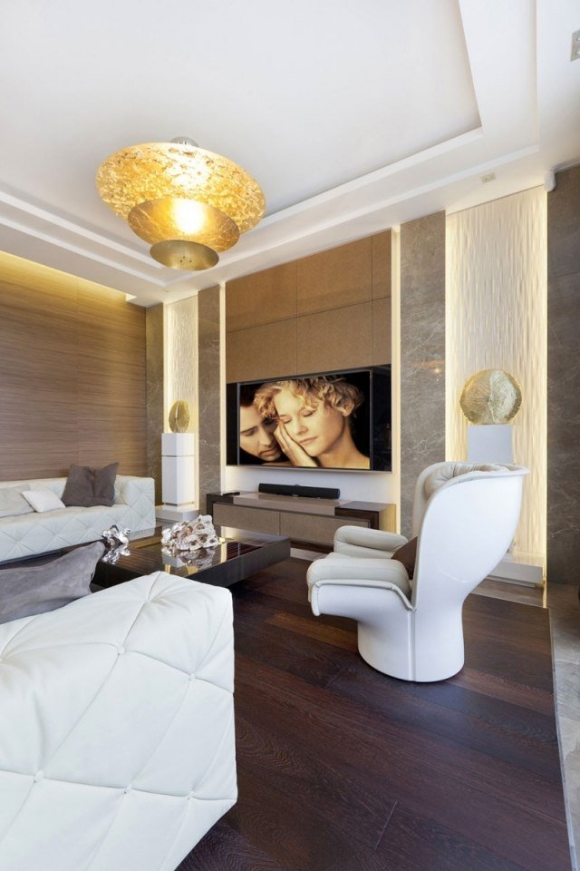 sala de estar com piso de madeira escura e móveis de couro branco