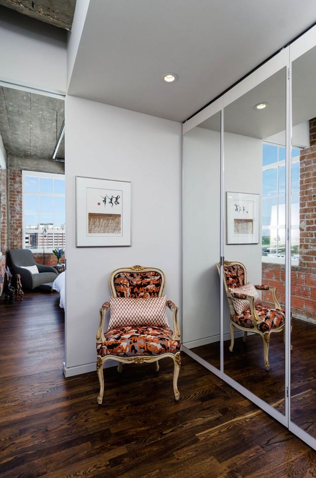 apartamento citadino moderno com piso de madeira guarda-roupa escuro