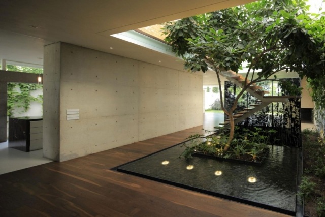 casa moderna jardim interno lagoa parede de concreto exposto