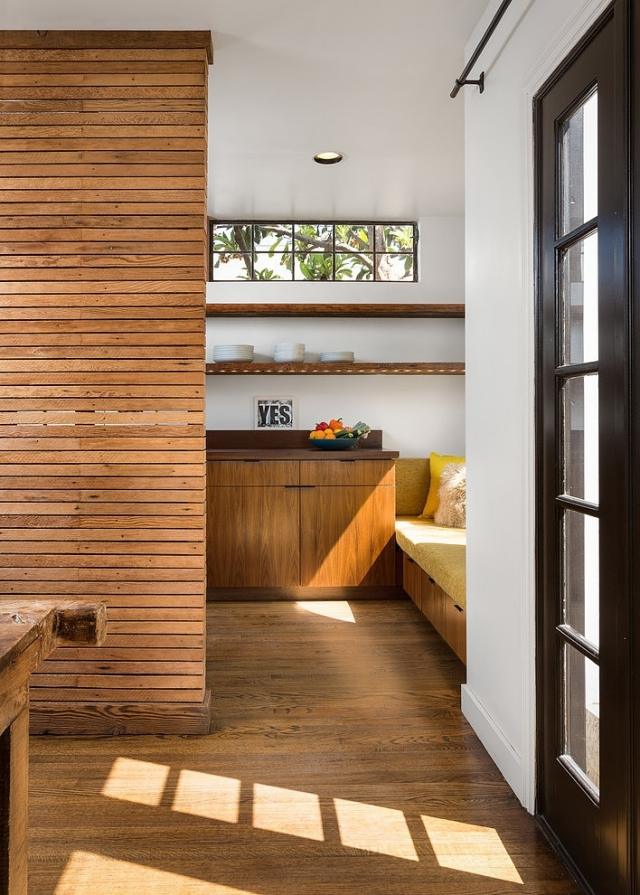casa moderna com revestimento de parede em madeira, móveis, charme natural