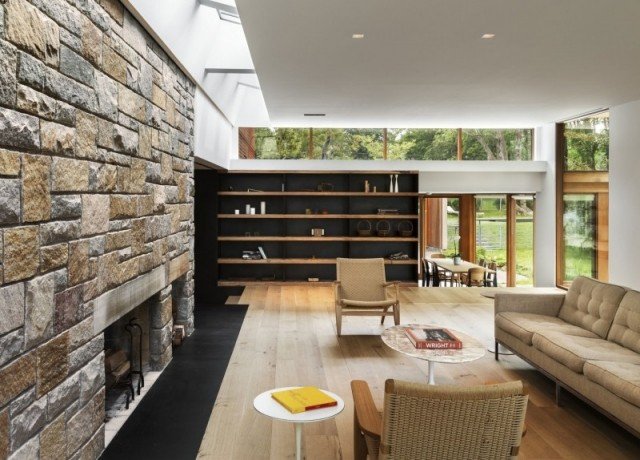 casa moderna tábua de madeira chão de pedra lareira